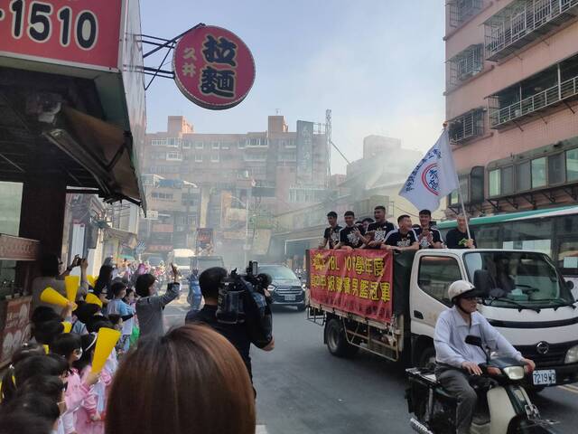 泰山高中冠軍遊行1